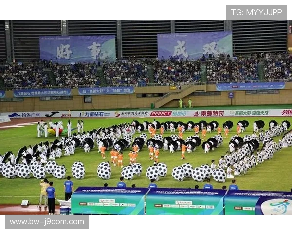 以足球开始的热身旋律带动全场激情点燃运动无限活力 以足球开始的热身旋律带动全场激情点燃运动无限活力