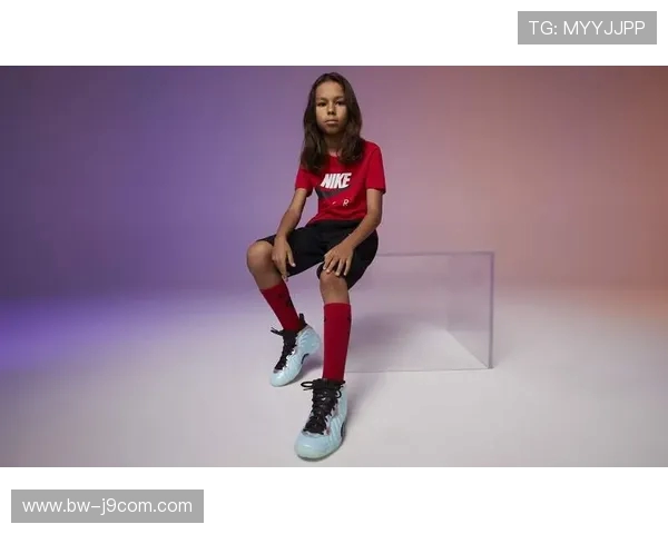 接运猫足球袜助力运动时尚完美结合 轻盈舒适陪伴每一次奔跑