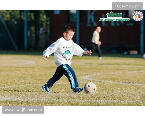 温馨亲子足球时光共筑美好家庭记忆的感人瞬间